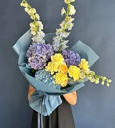 Букет "Звездная ночь" с дельфиниумом, гортензией, розой и гвоздикой