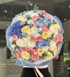 Букет "Персеида" из гортензий, роз и хризантем