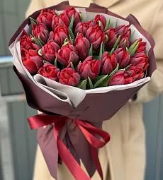 25 красных пионовидных тюльпанов