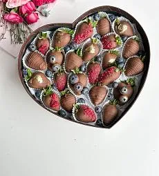 Клубничный бокс «Chocolate» клубника в шоколаде и свежая голубика