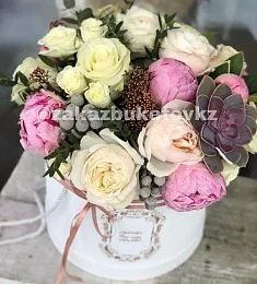 Композиция в коробке "Вивьен" с розами 