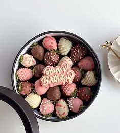 Клубничный бокс "Поп-арт" M клубника в итальянском шоколаде в шляпной коробке