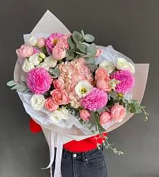 Композиция "Heyly" из гортензий, георгинов, роз и лизиантуса