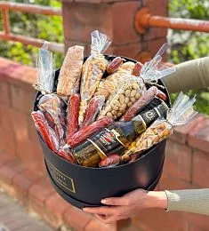 Композиция "Все, как надо" подарочный набор с пивом, колбасками, чипсами и орешками