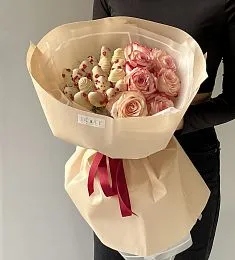 Клубничный букет "Феерия" S из клубники в белом шоколаде и роз