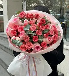 Букет "Волшебный сад" из роз и эвкалипта