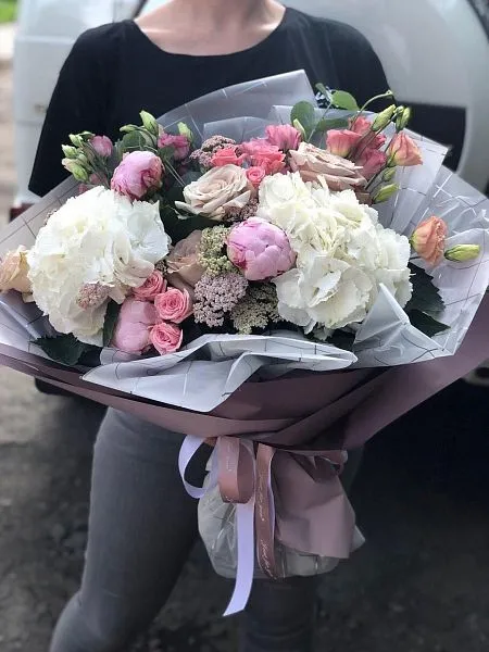 Композиция "Ассоль" из гортензий, лизиантусов, роз и поионов 6