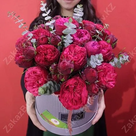 Композиция "Рубиновое сердце" из пионовидных роз и эвкалипта 3