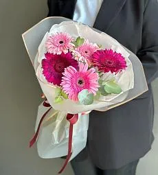 Букет из 5 гербер с эвкалиптом в оформлении Букет из 5 гербер с эвкалиптом в оформлении