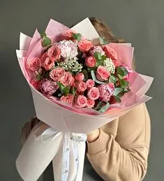 Букет "Consuelo" из пионов и пионовидных спрей роз