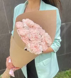 Букет из 11 нежных розовых гвоздик в минималистичном оформлении