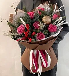 Композиция "Новогоднее волшебство" из роз и нобилиса в зимнем оформлении