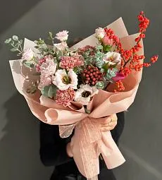 Композиция "Такаши" из гвоздик, лизиантусов и осенней зелени