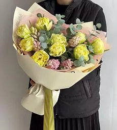 Букет "Весенний флер" из гиацинтов и пионовидных тюльпанов