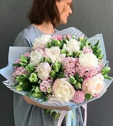 Букет "Весеннее чудо" из пионов, тюльпанов и гиацинтов