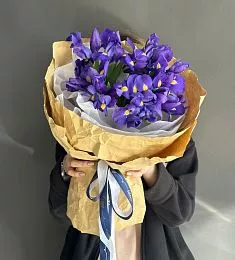 Букет из 13 фиолетовых ирисов в оформлении