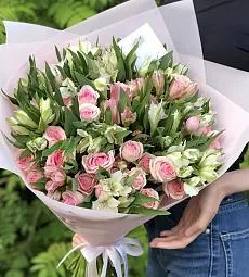 Букет "Алисияна" из альстромерий и спрей роз