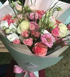 Композиция "Кейт Марш" из роз и лизиантусов