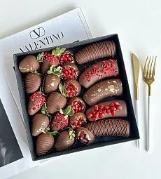 Фруктовый бокс "Pomegranate" клубника и бананы в шоколаде с гранатом