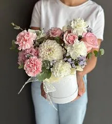 Композиция "Тилли" из георгина, гвоздики и лизиантуса