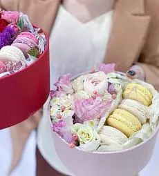 Цветы в коробке с макарон