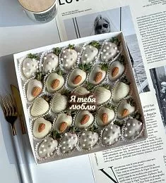 Клубничный бокс "Миндаль" клубника в белом шоколаде 