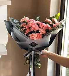 Букет "Гвоздичный" из гвоздик и эвкалипта 