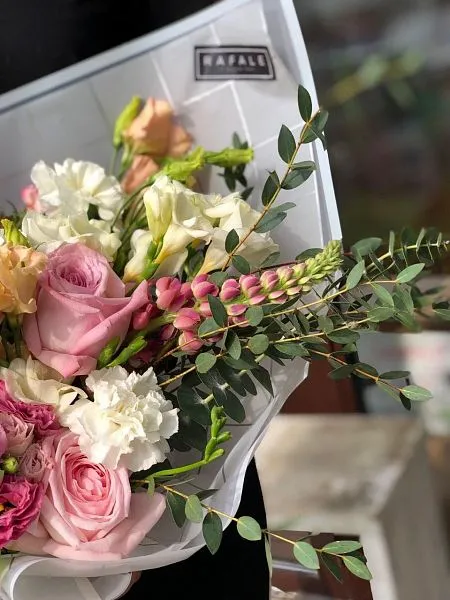 SPRING 5.0 букет из Лизиантуса, роз и гвоздик 3