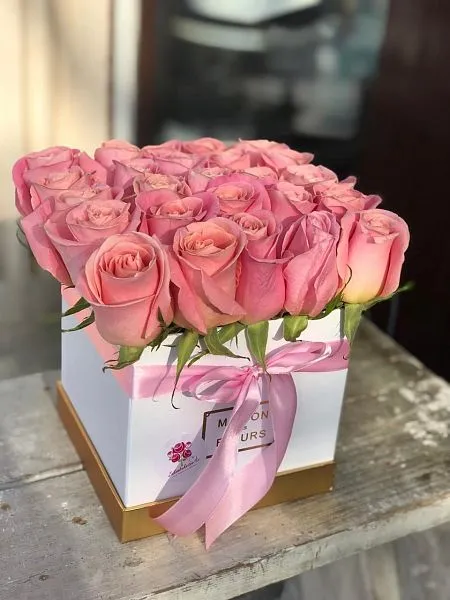 25 голландских роз в квадратной коробке 4