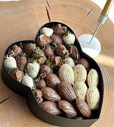 Клубничный бокс "Sweets" клубника в шоколаде и печенье Мадлен