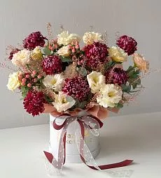 Композиция "Pierre" из хризантем и лизиантусов