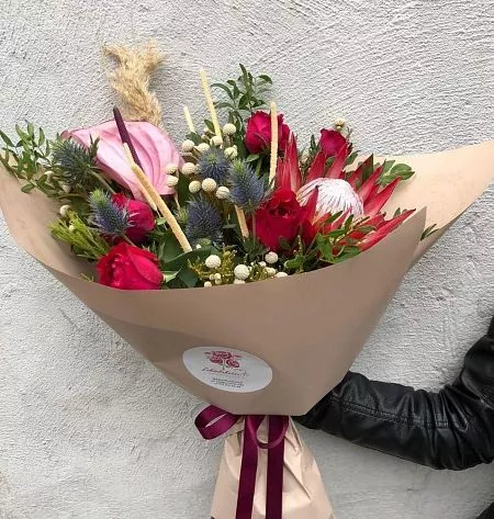 Композиция "Комильфо" из протеи, эрингиума, роз, брунии, вакса и фалариса 2