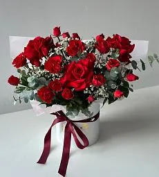 Композиция "Rasha" из красных роз и эвкалипта в коробке