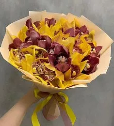 Букет из 25 желтых и бордовых орхидей 