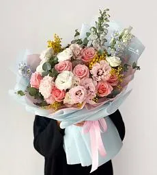 Букет "Небесная гармония" из роз, лизиантусов, дельфиниума и мимозы