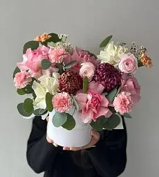 Композиция "Flowers Harmony" из роз, гвоздик, ранункулюсов и хризантем