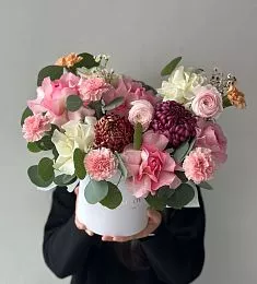 Композиция "Flowers Harmony" из роз, гвоздик, ранункулюсов и хризантем