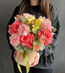 Композиция "Jewel Box" из гвоздик, роз и орхидей в коробке