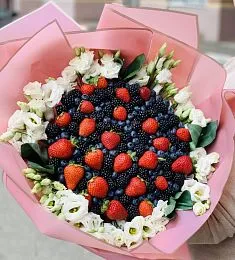 Ягодный букет с цветами