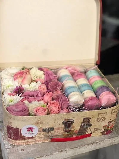 Сундучок с цветами и французскими макаронс 2