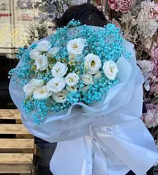 Букет "Forever young" из гипсофилы, лизиантусов и ромашек 