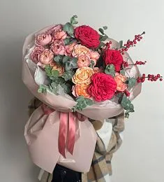 Композиция "Полет фантазии" из пионовидных роз, илекса и эвкалипта