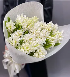 Букет из 25 белых гиацинтов в оформлении