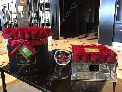 Голландские розы в стеклянной коробке maison des FLEURS 1