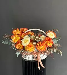 Композиция "Sunny September" из роз, папоротника и кукурбиты