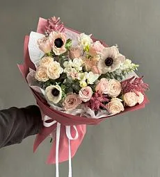 Букет "Thyra" из роз, фрезий и анемон
