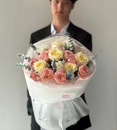 Букет "Изольда" из роз, лизиантусов и эвкалипта