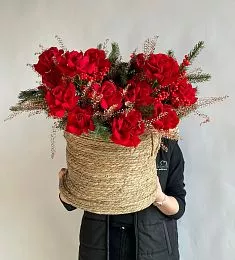 Композиция "Starlight Serenade" из красных роз и нобилиса в кашпо