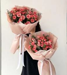 Букет 'Весенняя забота" из пионовидных спрей роз и эвкалипта Букет 'Весенняя забота" из пионовидных спрей роз и эвкалипта