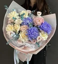 Композиция "Butterfly Garden" из хризантем, роз и лизиантусов